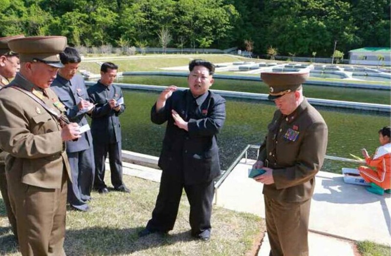 Hinh anh lanh dao Kim Jong-un thi sat trai chan nuoi-Hinh-7